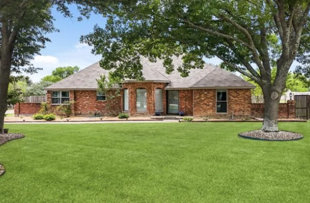 Exterior view of 909 Valley View Ave in Red Oak, Texas