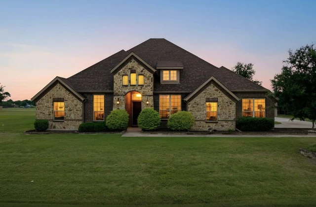 Exterior view of 1111 Yukon Blvd in Waxahachie, Texas